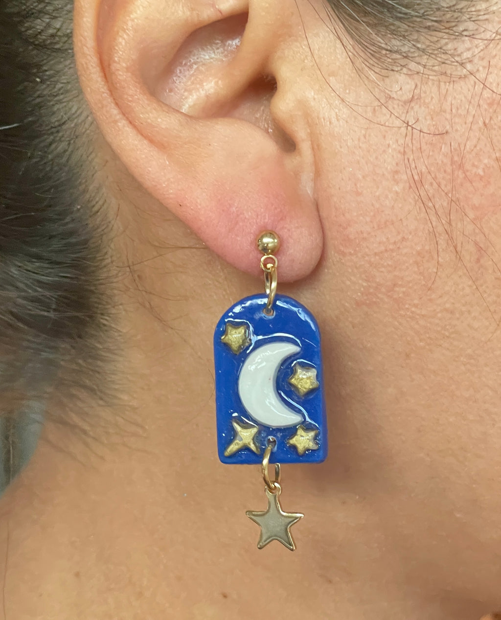 Ventana nocturna azúl