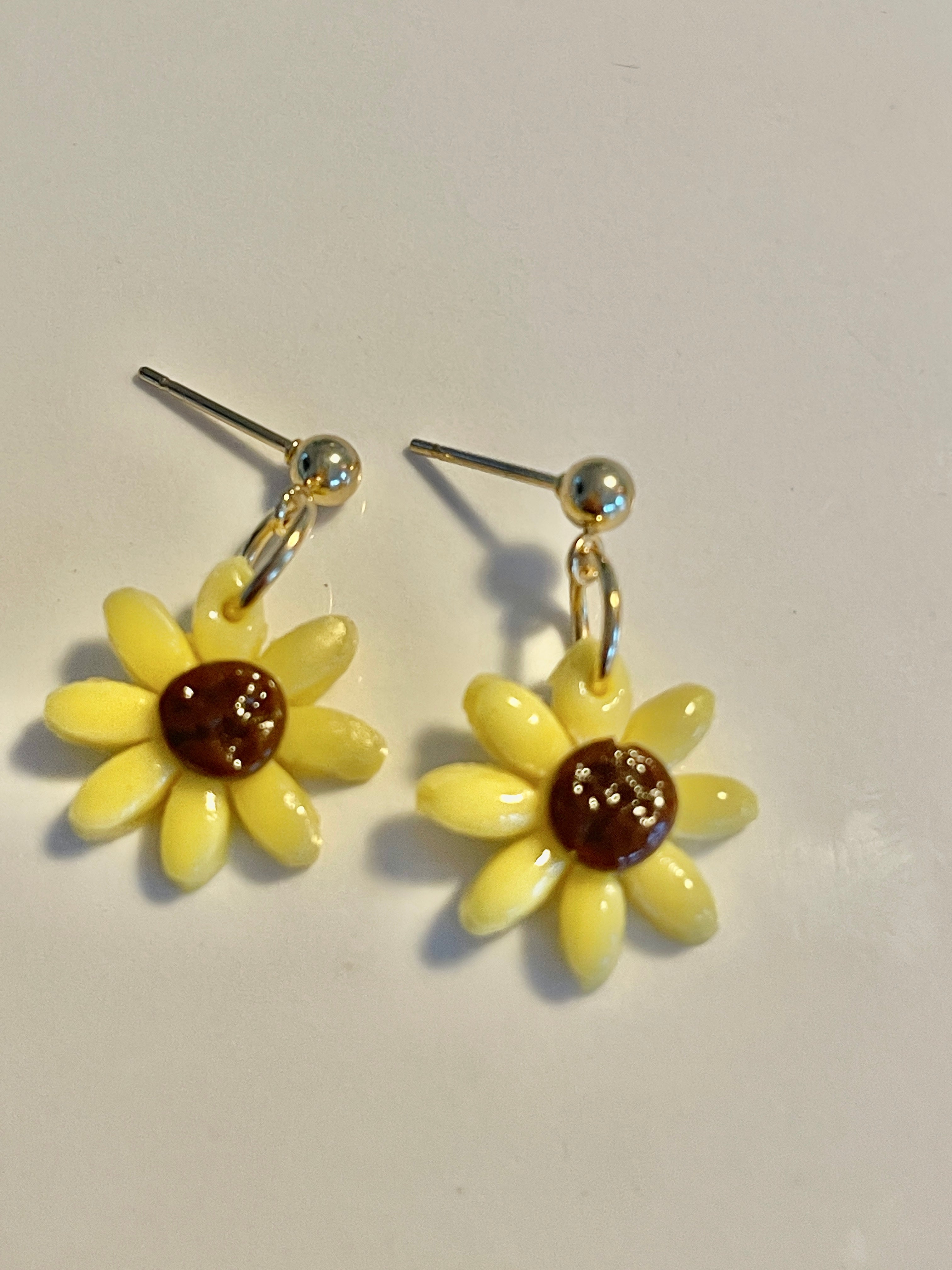 Mini margarita amarilla colgando