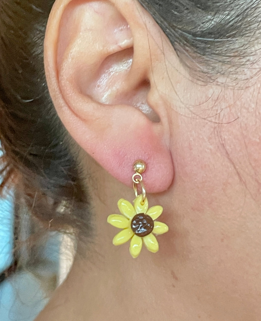 Mini margarita amarilla colgando