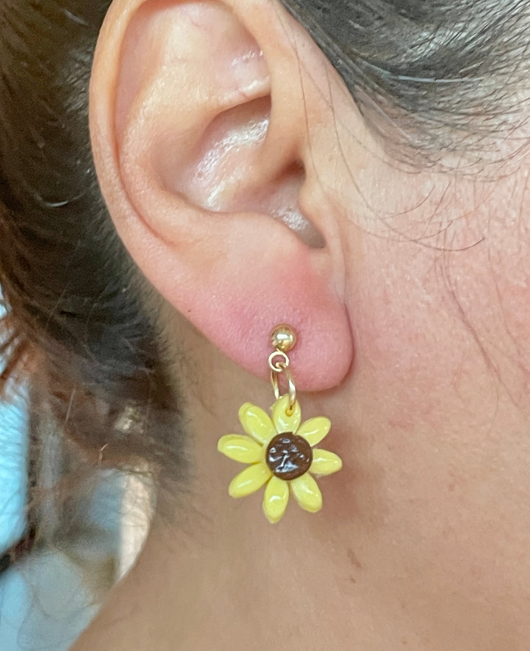 Mini margarita amarilla colgando